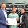 Kuratoriumsvorsitzender Wewezow überreicht Urkunde an Geschäftsführer und Dachdeckermeister Johannes Weigel und Sebastian Weigel